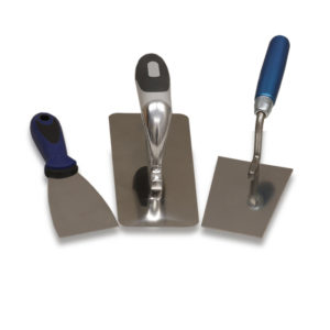 Outillage de base pour béton ciré composé d'une spatule, un platoir pour enduit décoratif et une truelle.