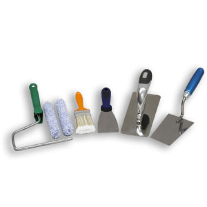 Kit d'outillages comprenant manchon, pinceau, spatule, platoir pour enduit décoratif, truelle.