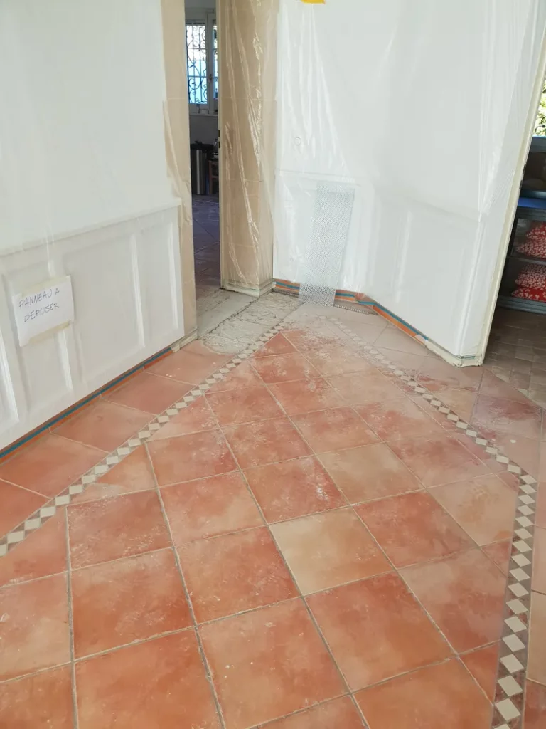 Surface au sol d'un carrelage usagé