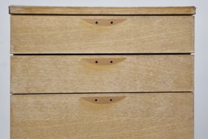 Meuble usagé avec un revêtement en stratifié.