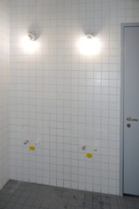 Ancien mur de salle de bains à rénover en béton ciré