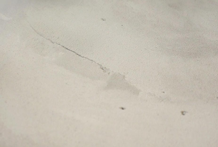 Bavure ou surépaisseur de mortier pour béton ciré sur la surface